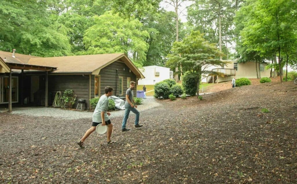Residents enjoying outdoor recreation in oxycodone addiction treatment in Lawrenceville, GA.
